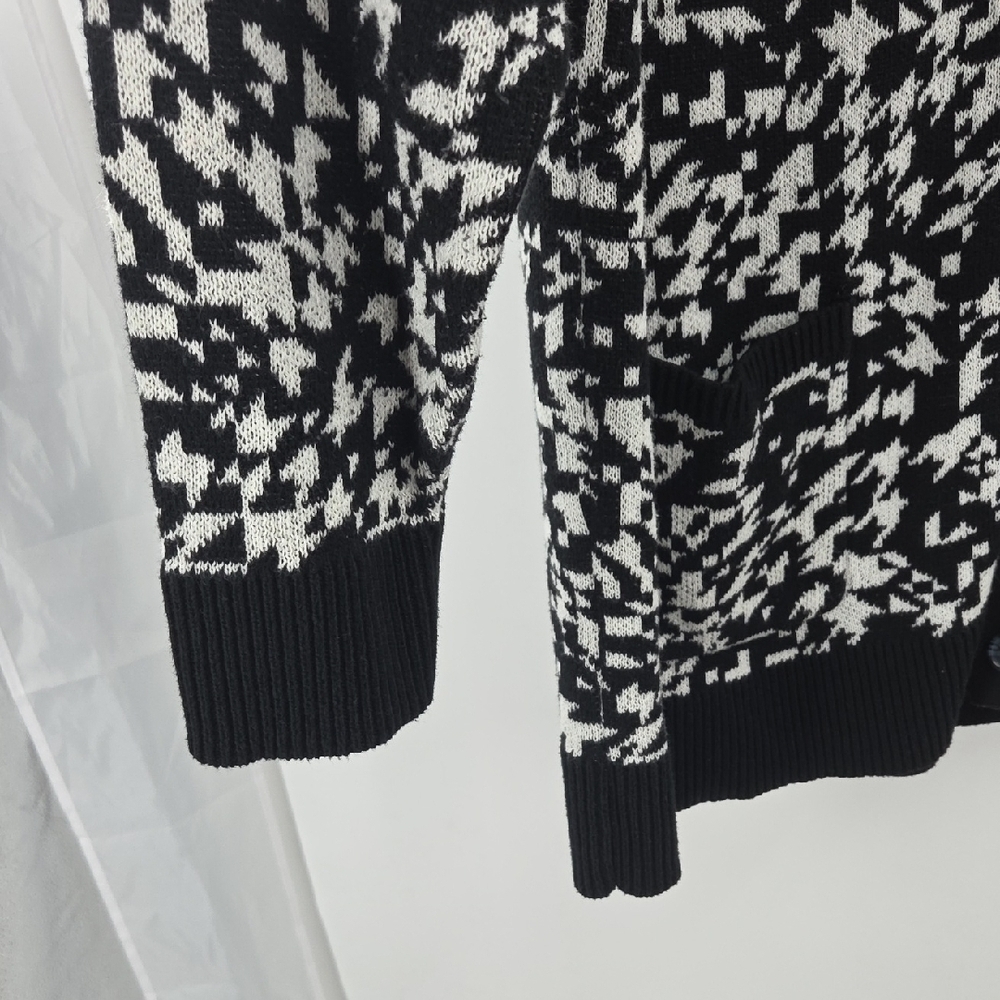 Elegant Black and White Women's Button Up Cardigan - Picture 5 of 15